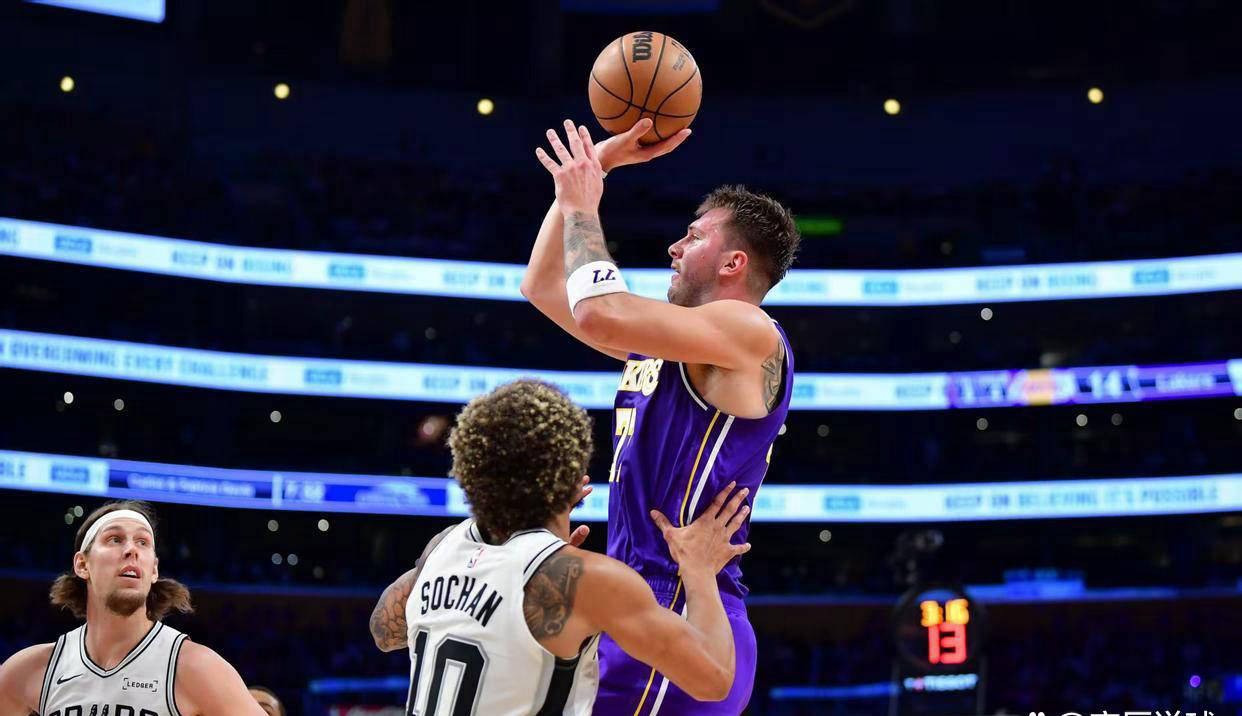 关于今晨洛杉矶湖人备战NBA常规赛；刷新队史纪录细节曝光；压力陡增；医务组通报恢复的信息